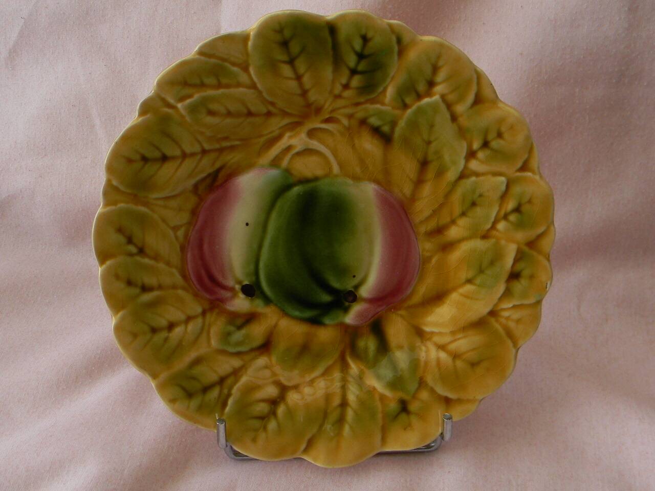 Set of 4 Sarreguemines majolica plates. Fruit decoration.
