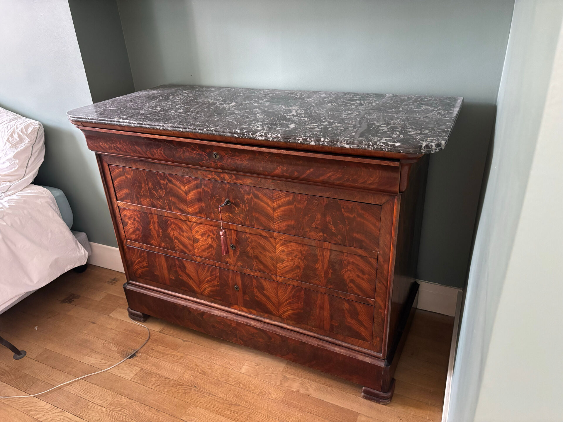 Commode en acajou Louis-Philippe du 19ème siècle avec plateau en marbre