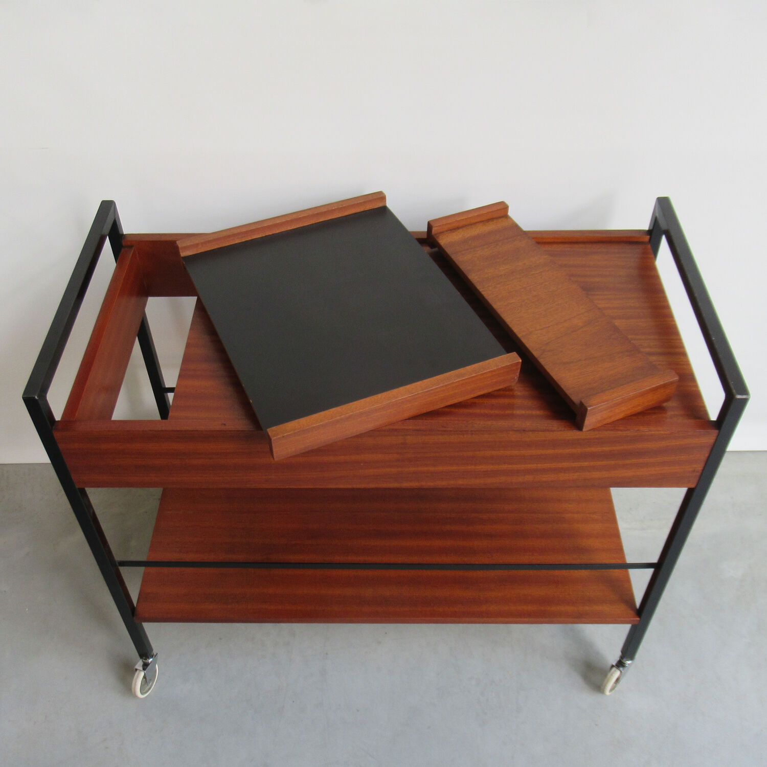 Service model 'paris' Pierre Guariche for Meurop