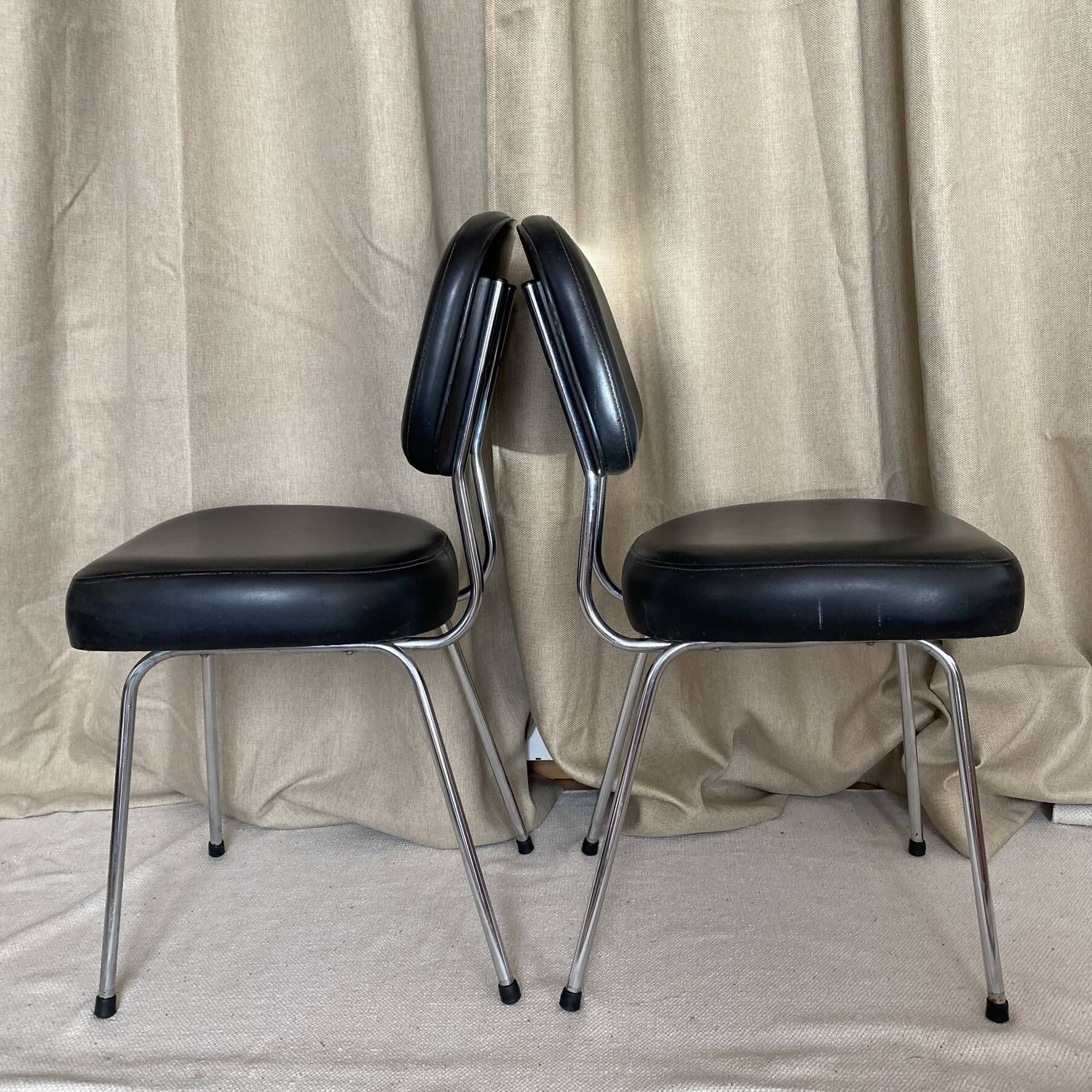 Vintage chairs in chrome and faux leather from the 60s-70s.