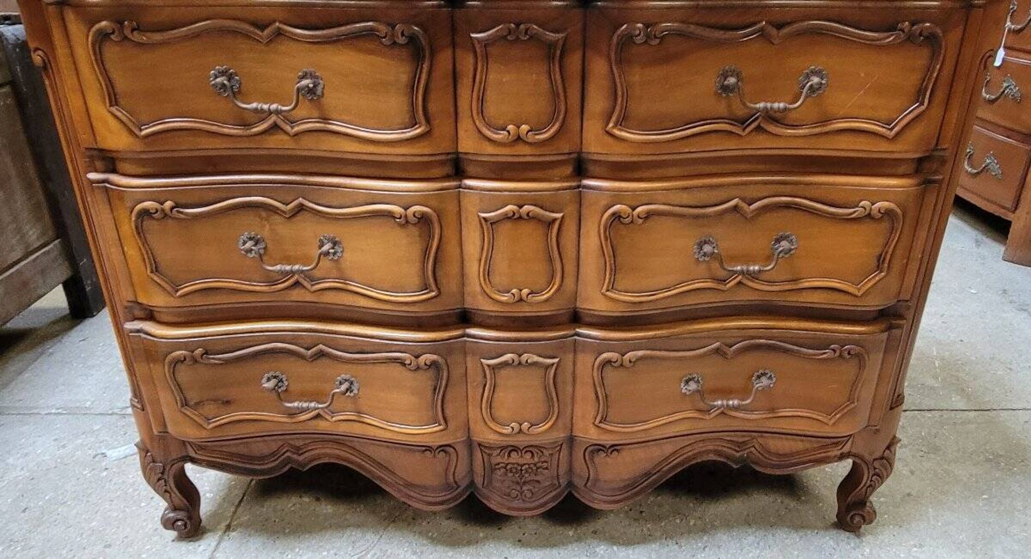 Commode arbalète style louis XV estampillée En merisier massif