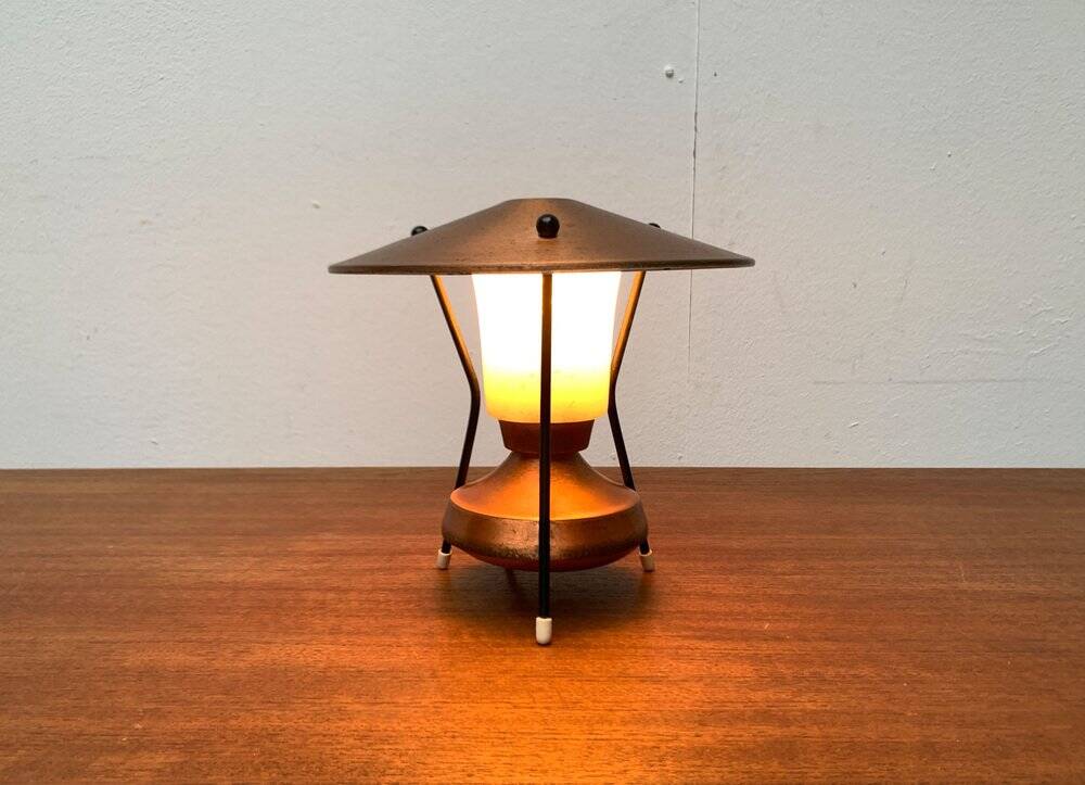 Small tripod table lamp in copper, 1950s.