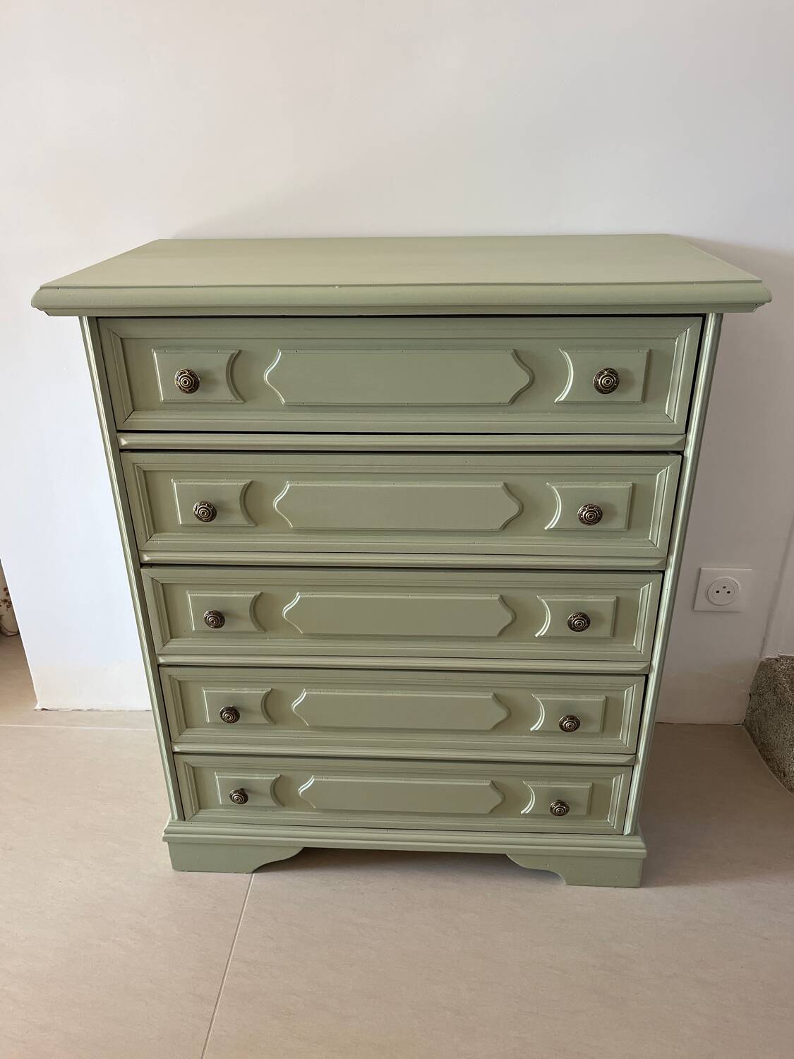 Refurbished antique chest of drawers with 5 drawers