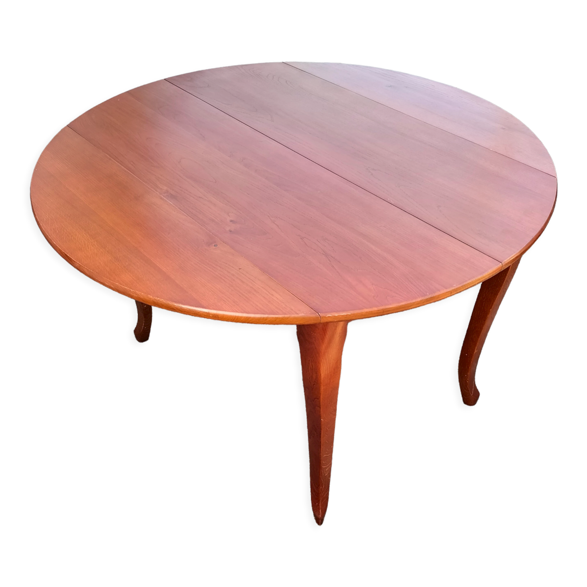 Round table in cherry wood