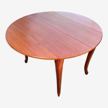 Round table in cherry wood
