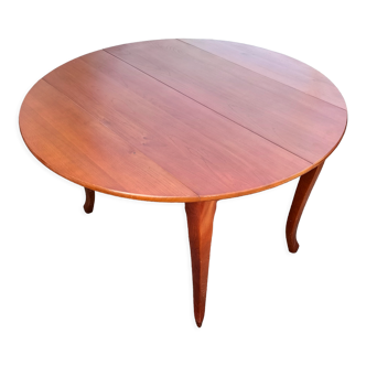 Round table in cherry wood