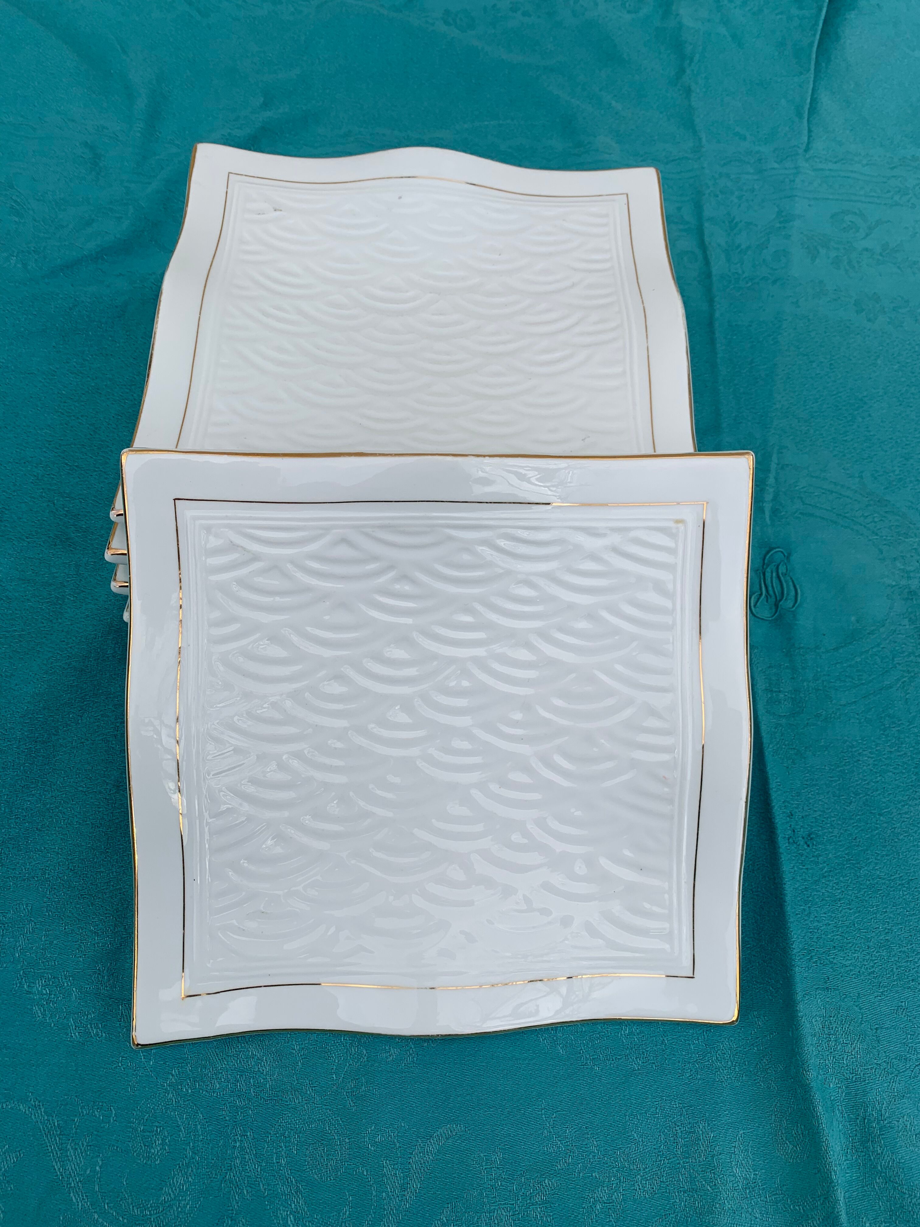 6 white glazed ceramic plates vague design and contemporary patterns