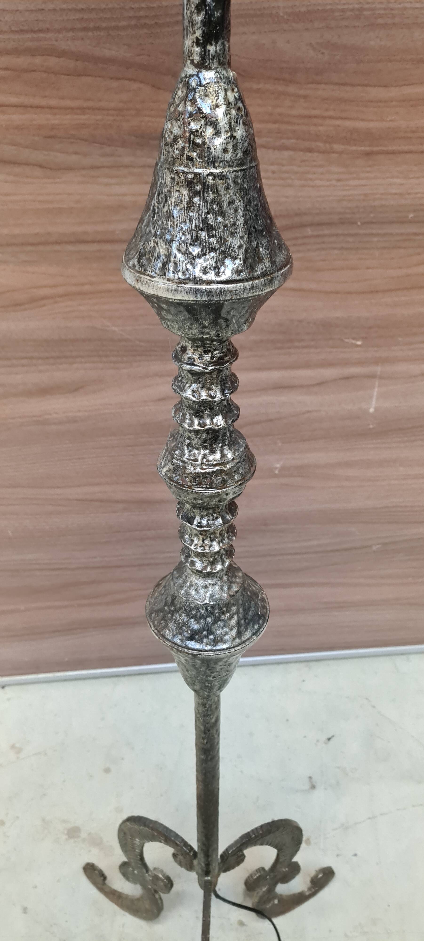 Hammered and patinated steel floor lamp, art deco style, 160cmx30 opaque pink glass and molded glass