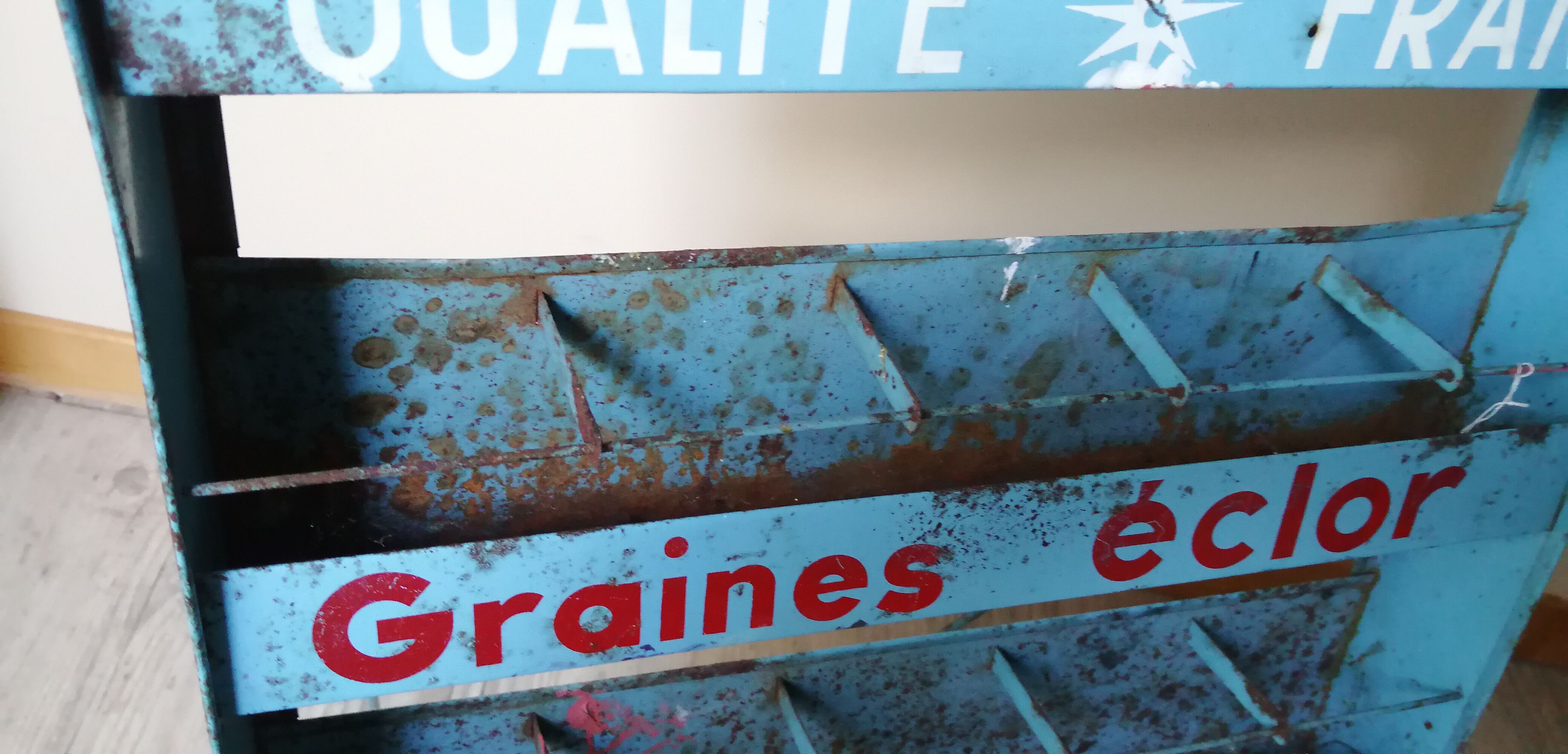 Antique display for eclor seed sachet