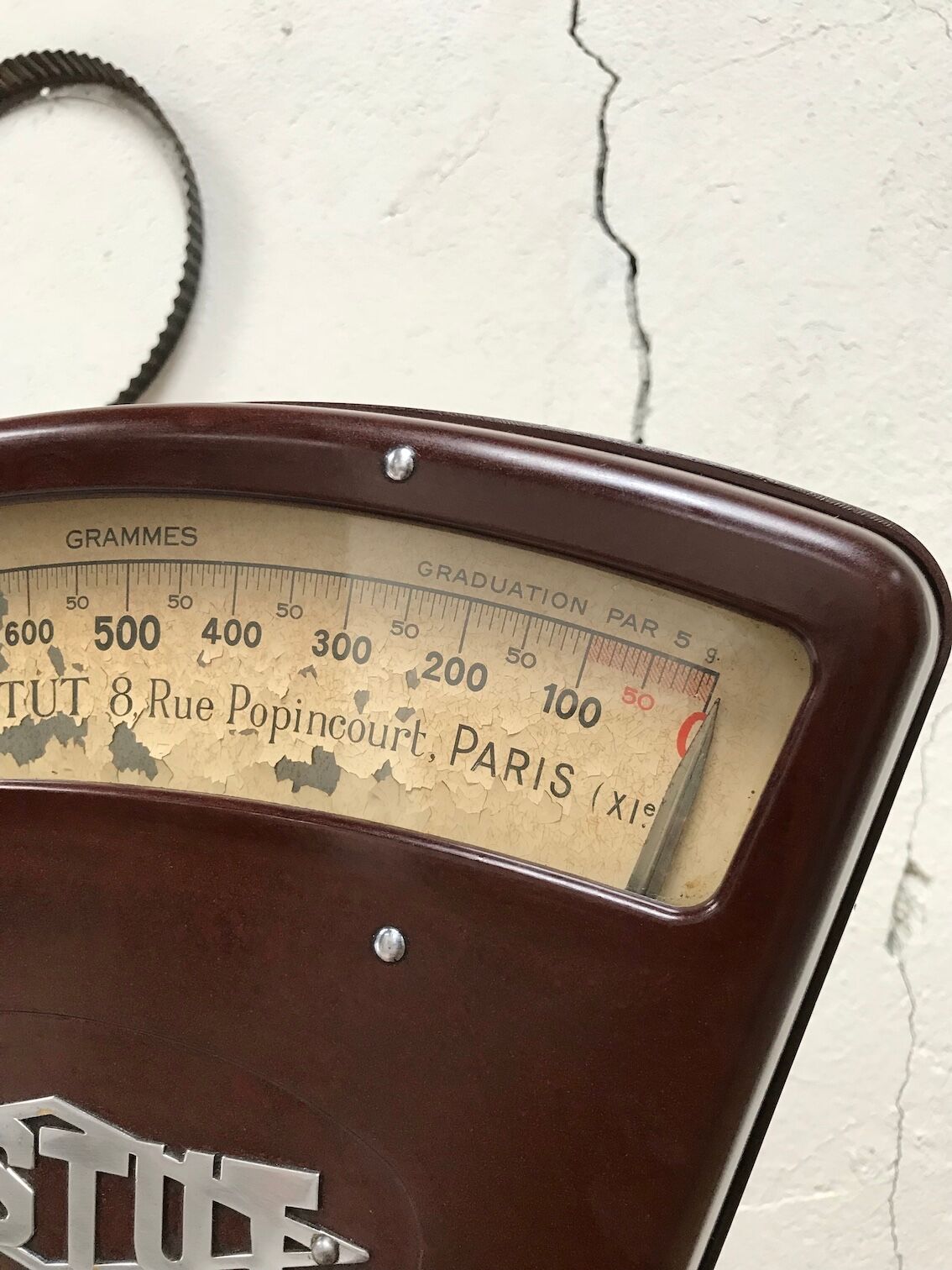 Testut kitchen scale in bakelite