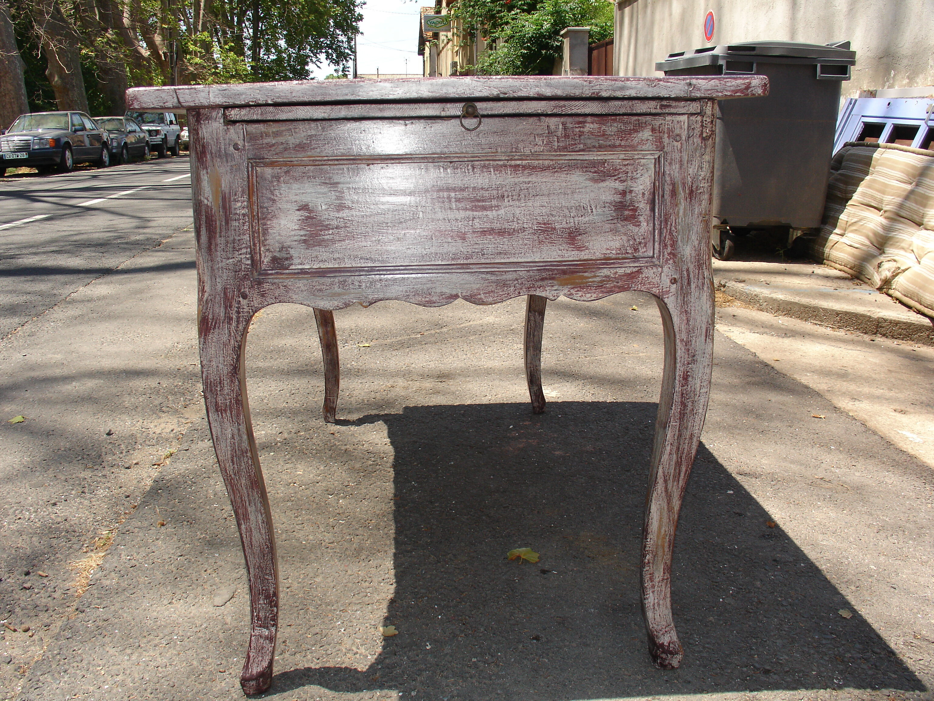 Bureau d'époque Louis XV en merisier Relooké