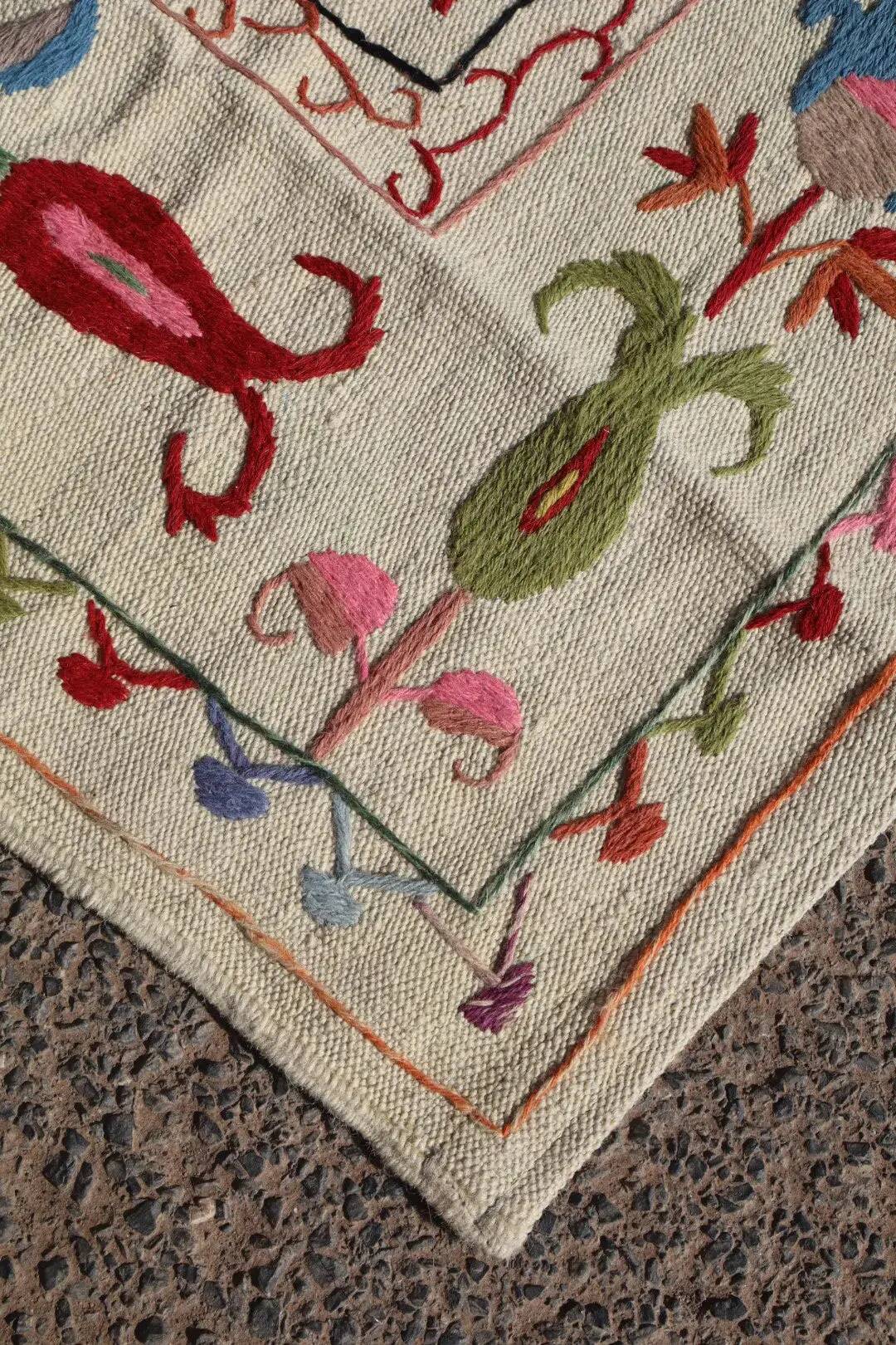 Multicoloured white kilim suzani rug – 180 x 120 cm