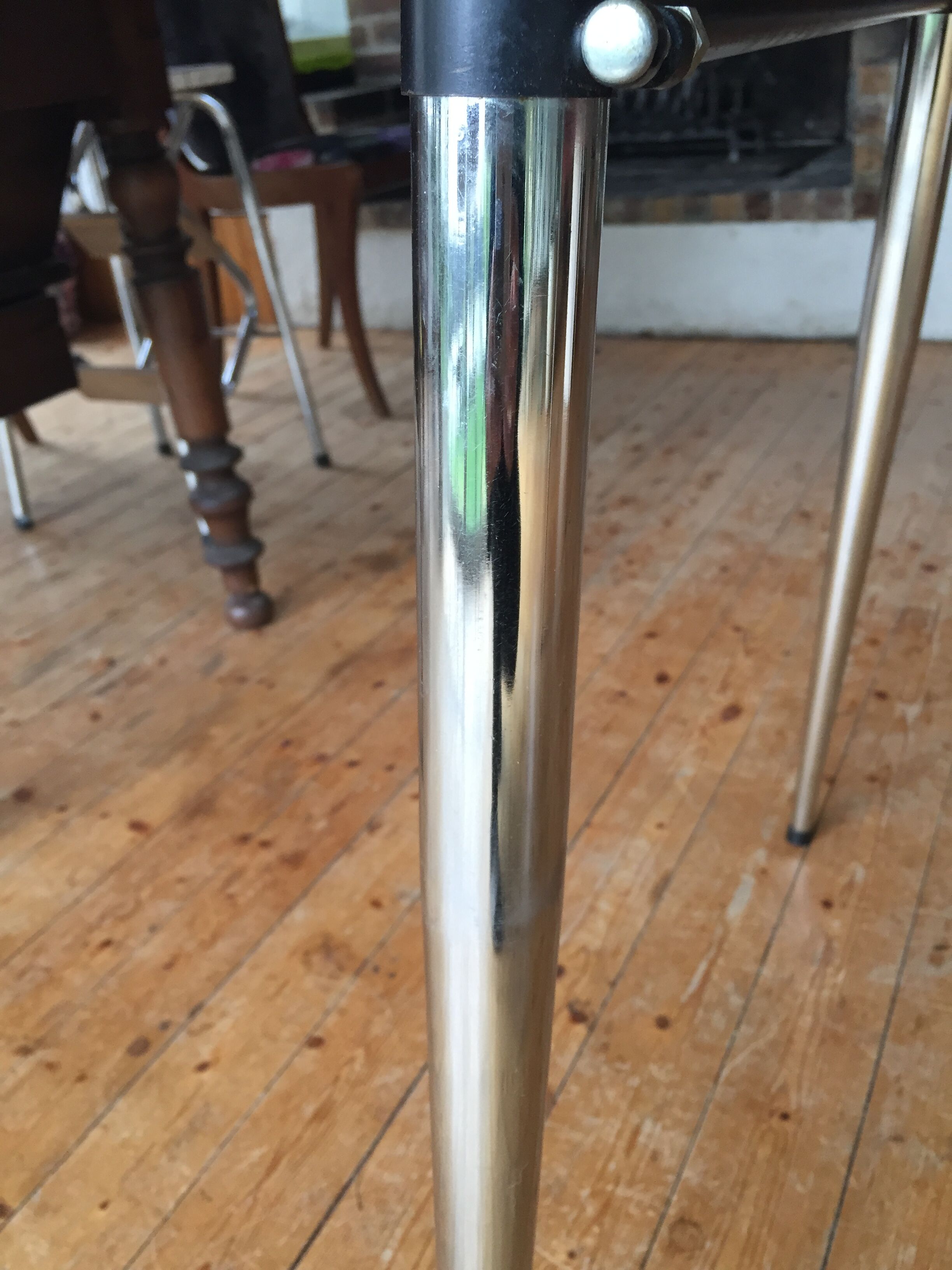 Table formica - 4 matching chairs