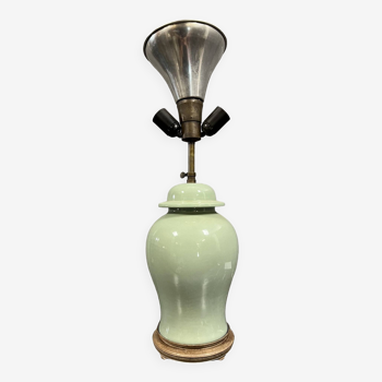 Lampe montée à partir d’un vase balustre chinois en porcelaine céladon