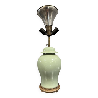 Lampe montée à partir d’un vase balustre chinois en porcelaine céladon