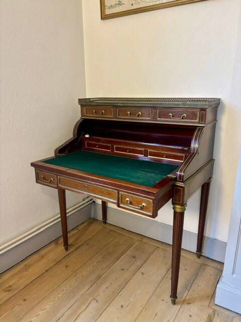 Cylinder desk with a system in mahogany in the Louis XVI style.