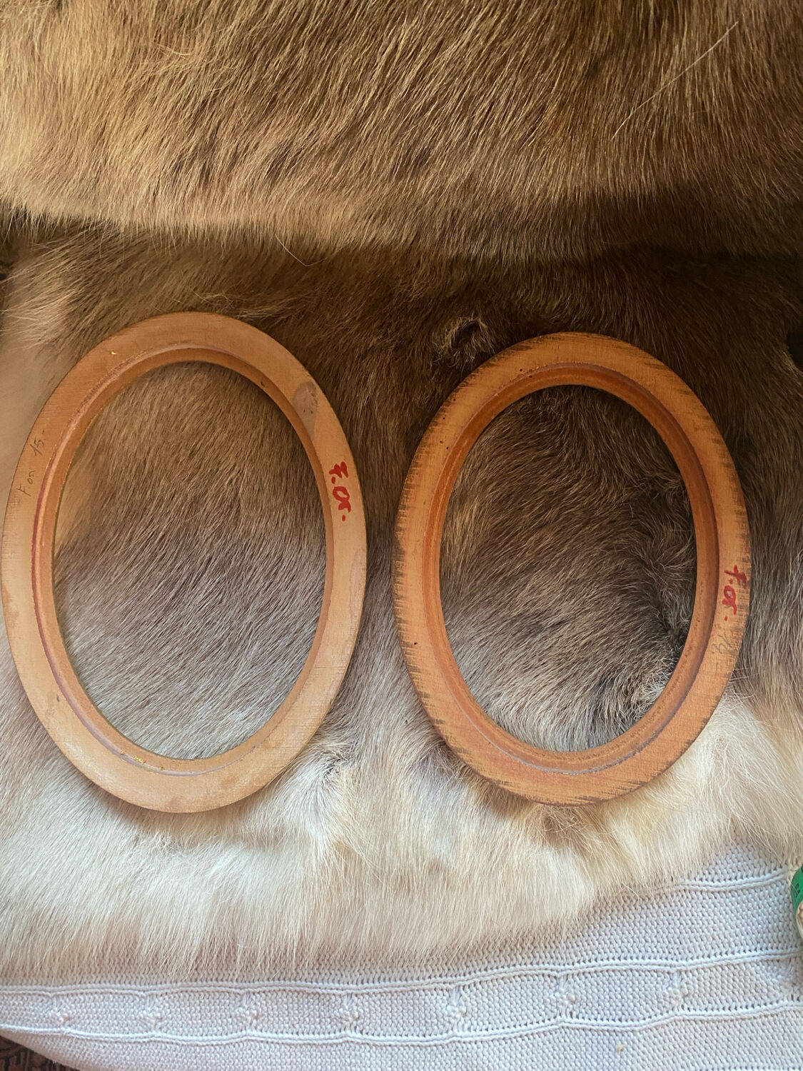 Set of 2 old oval gilded wood frames