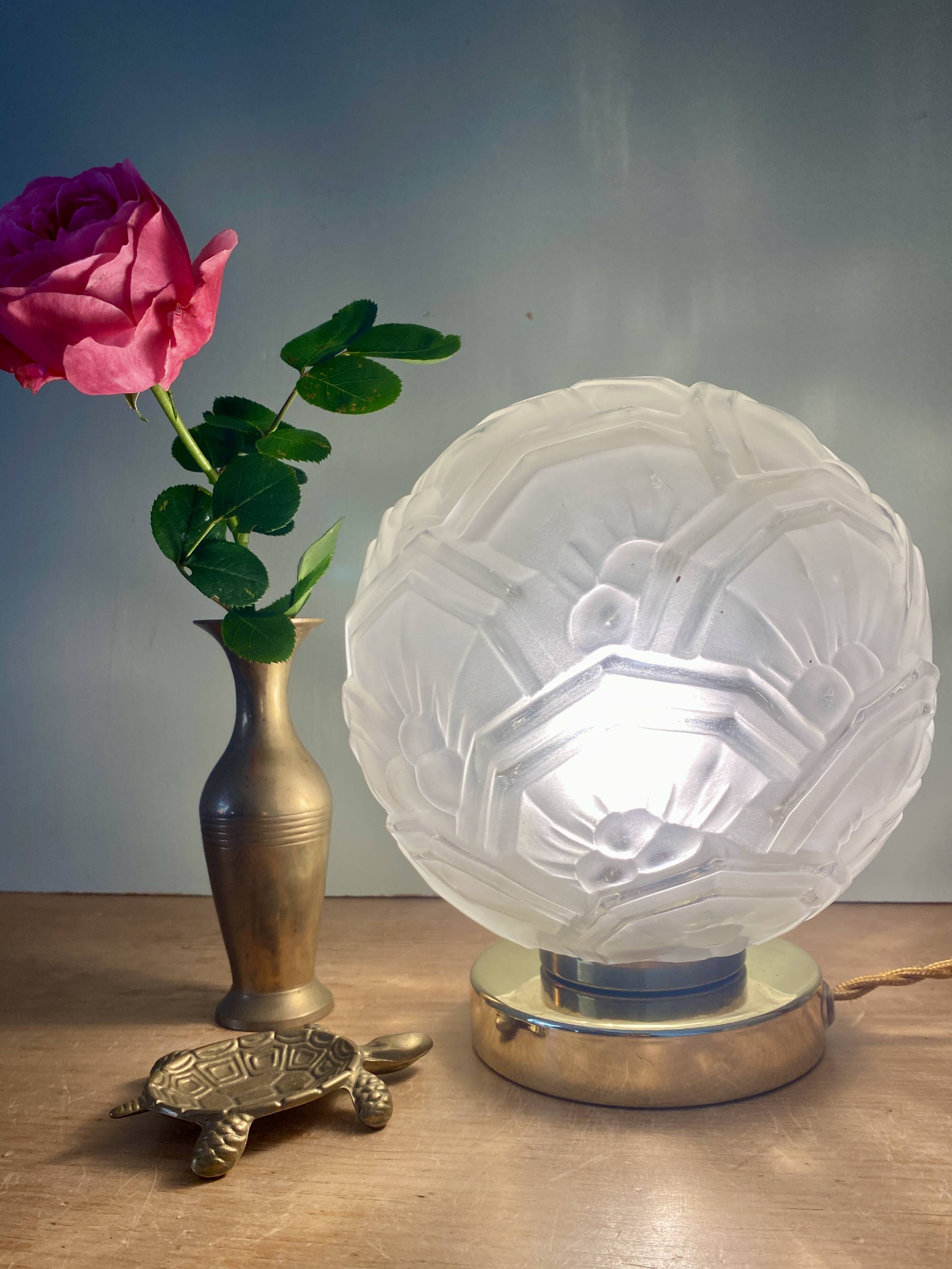 Vintage art deco globe table lamp in frosted glass
