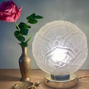 Lampe à poser globe vintage art déco en verre dépoli