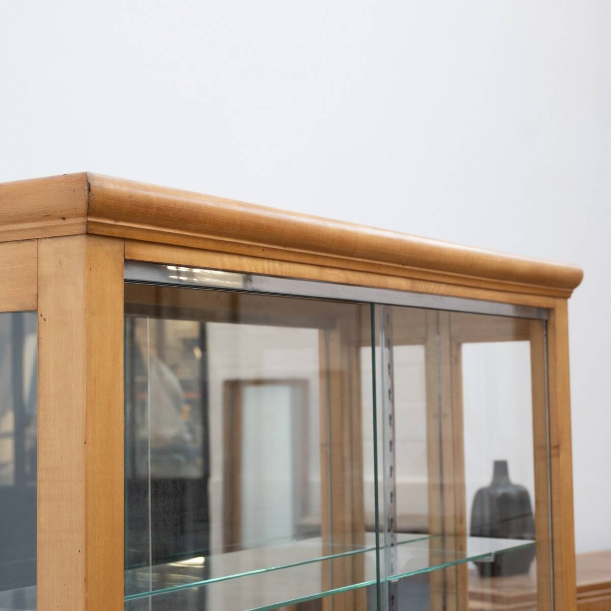 Blonde walnut display cabinet with sliding glass doors – 20th century
