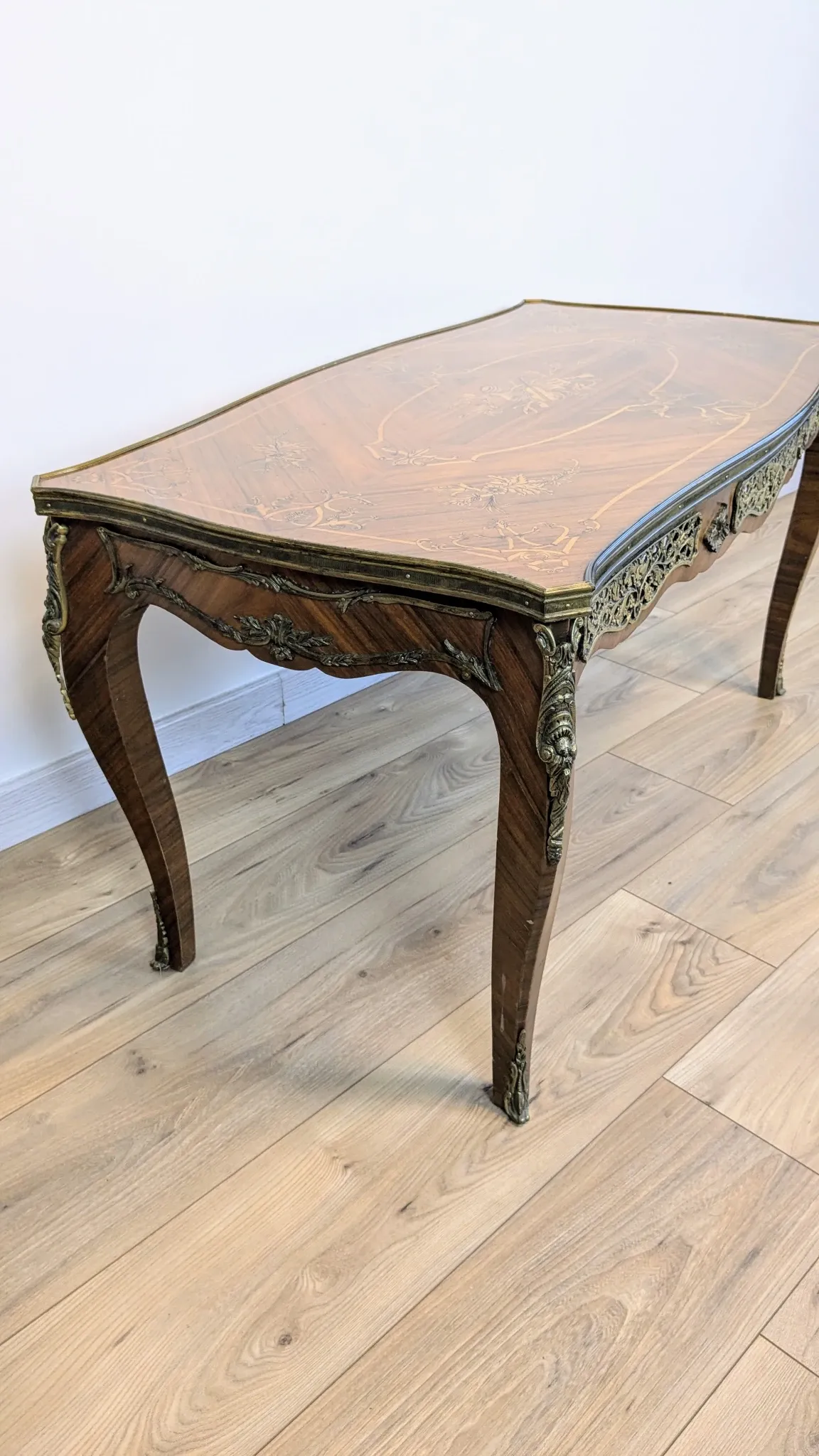 Louis XV style coffee table with floral marquetry and gilded bronze – 20th century
