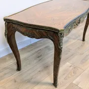 Louis XV style coffee table with floral marquetry and gilded bronze – 20th century