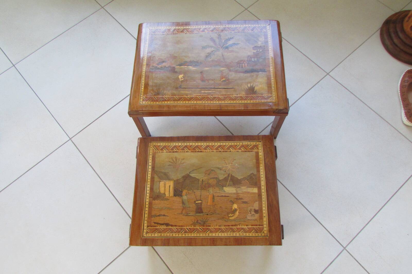 Paire de tables gigognes marquetées, Art déco