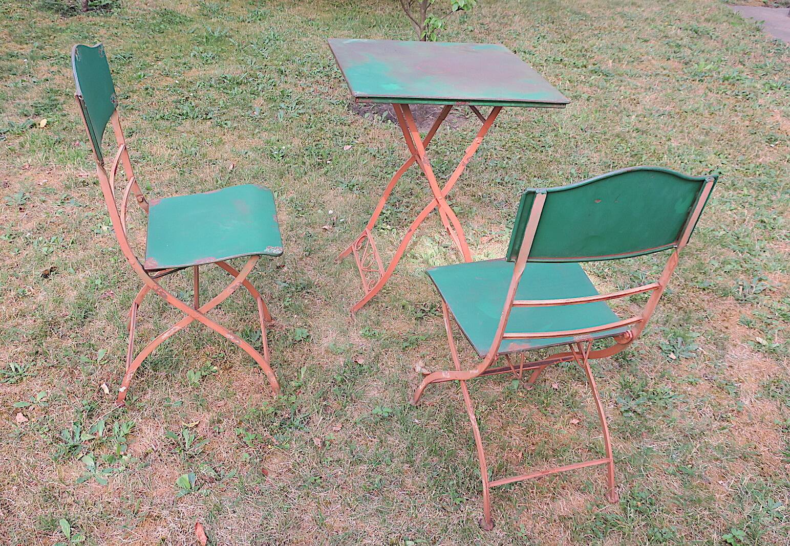 Mid century distressed painted iron garden table and 2 chairs, 1960s