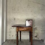 Wooden lady's desk says "happiness of the day"