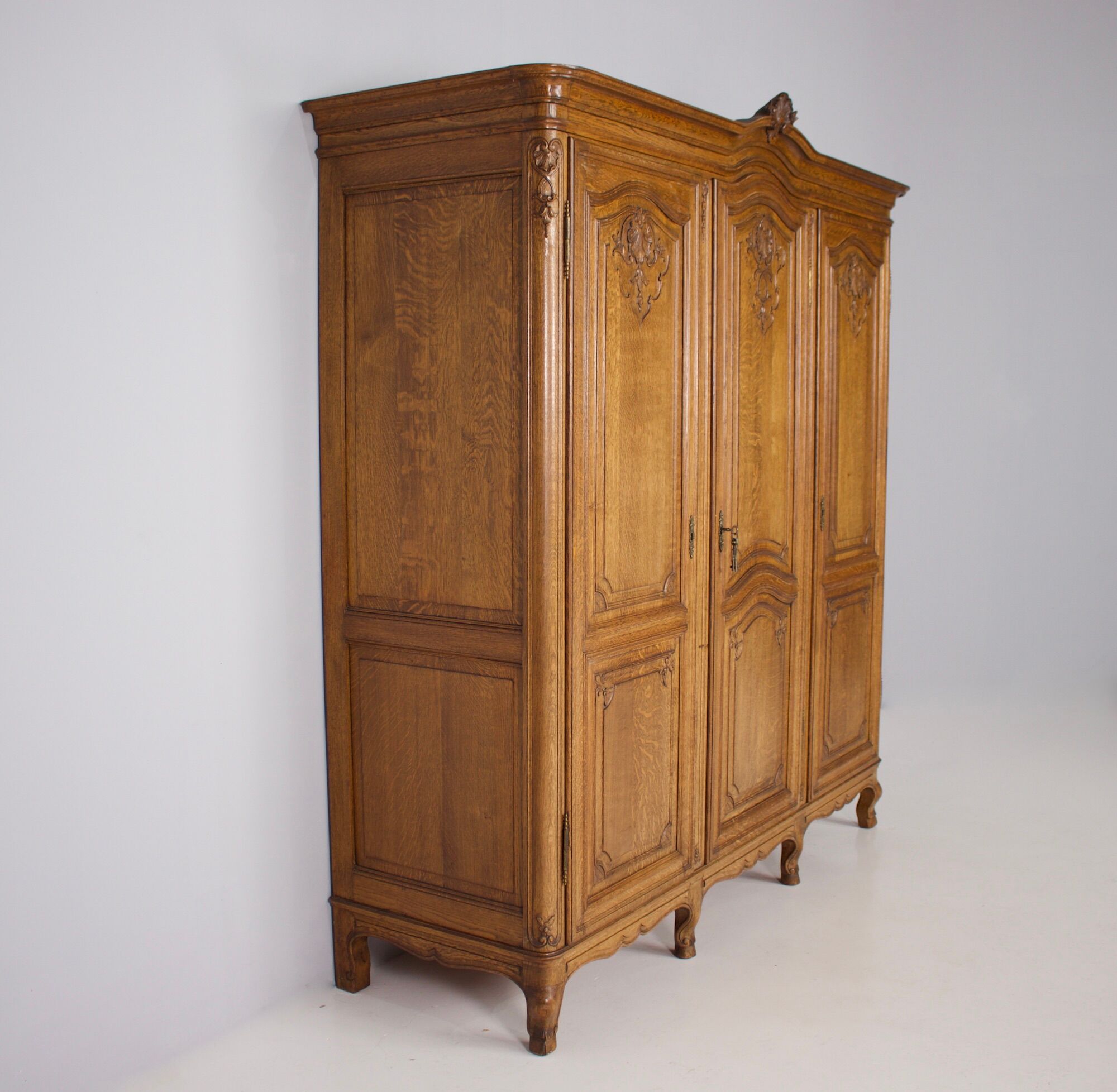 Wardrobe 3 doors Louis XV