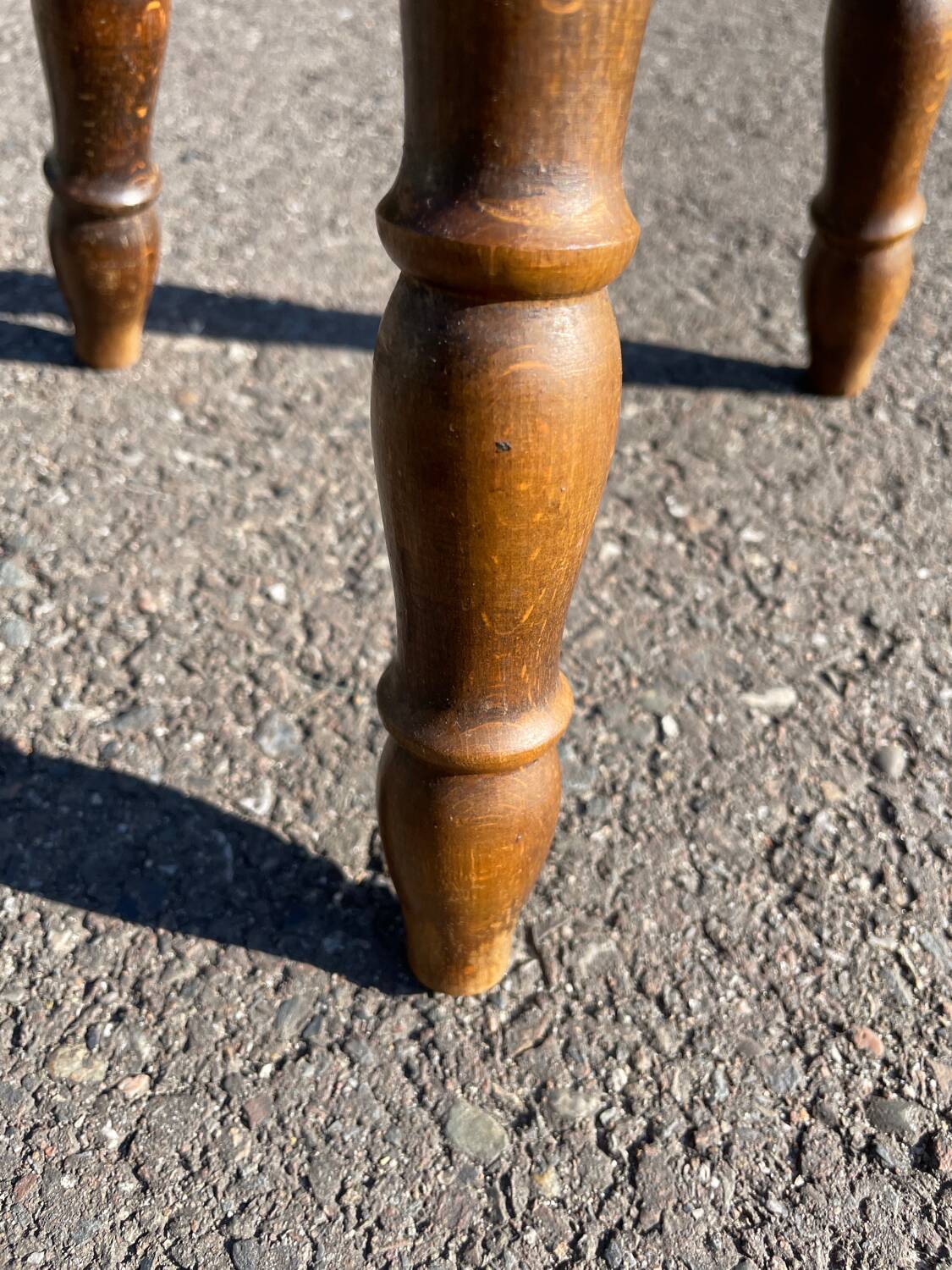 Tabouret tripode en bois tourné