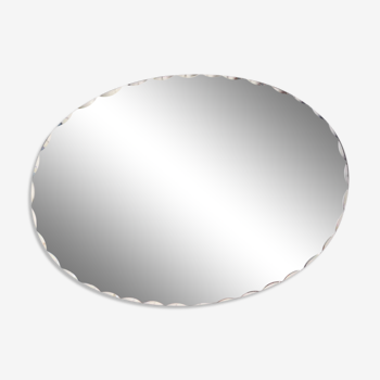 Ancien miroir oval ciselé