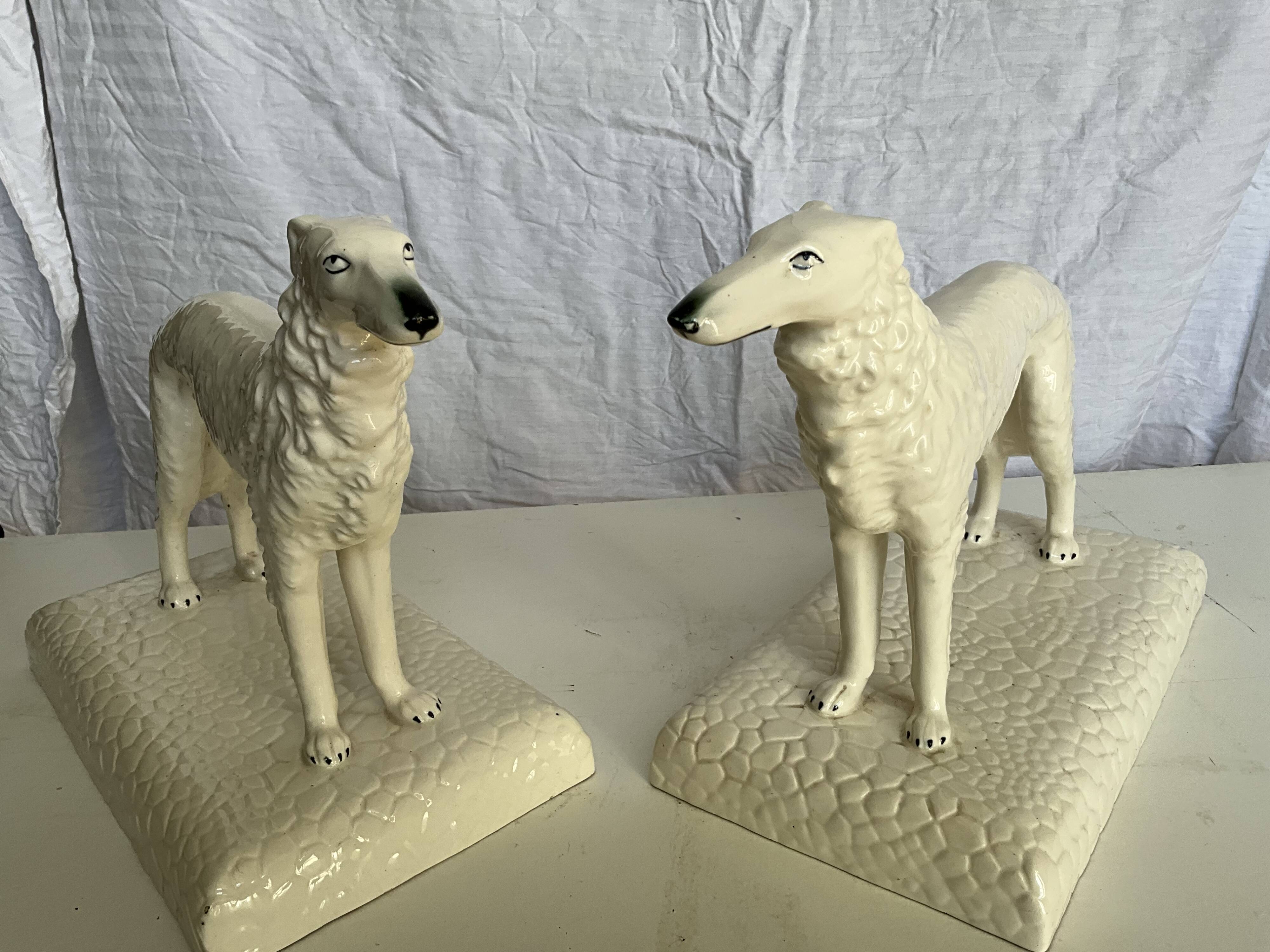Rare paire de figurines en porcelaine de greyhound/borzoi. Tchécoslovaquie