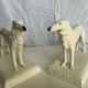 Rare paire de figurines en porcelaine de greyhound/borzoi. Tchécoslovaquie