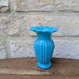 Vase ancien en opaline dentelée bleue à décor de médaillon