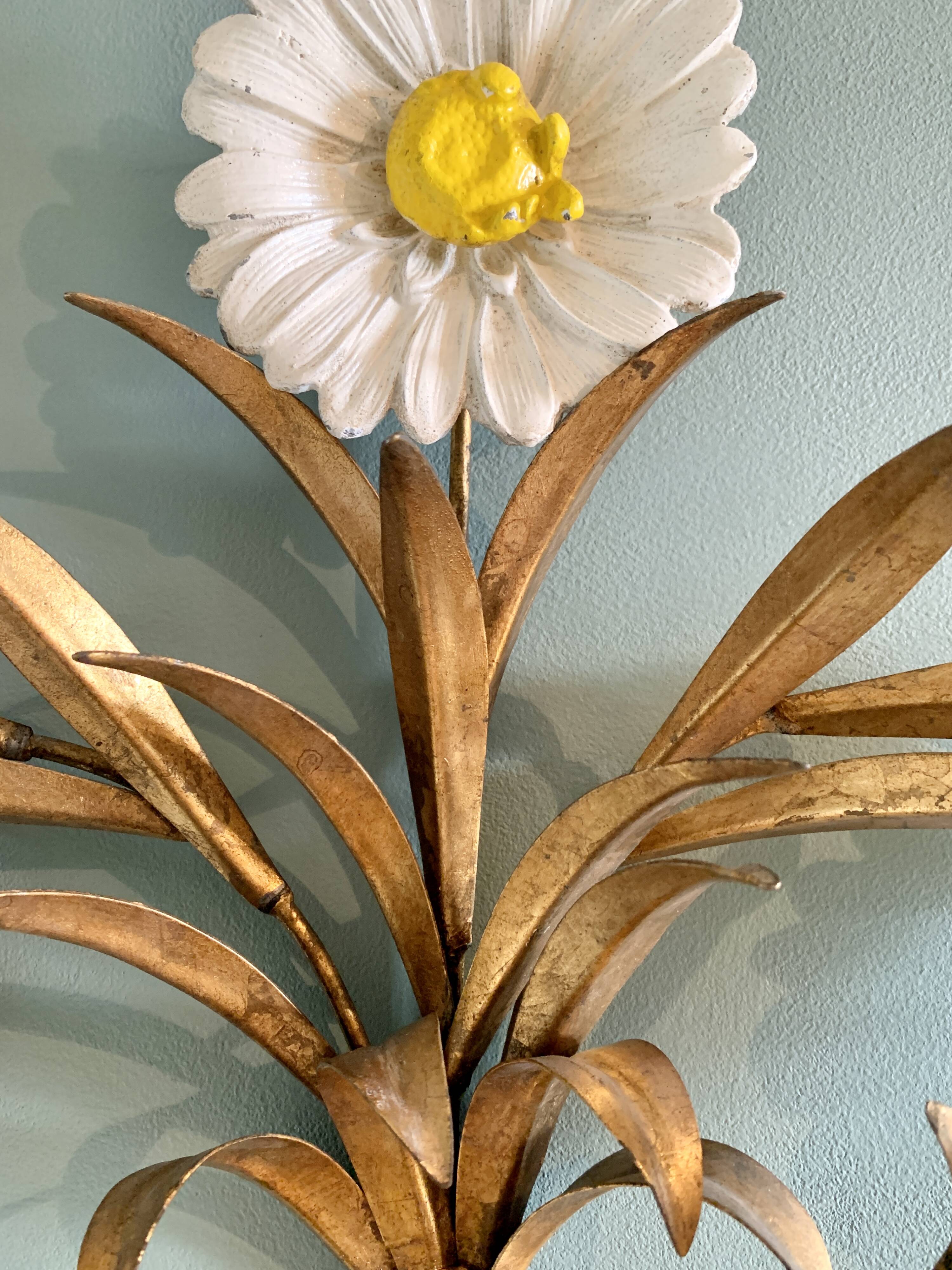 Wall lamp in gilded brass with a daisy design.