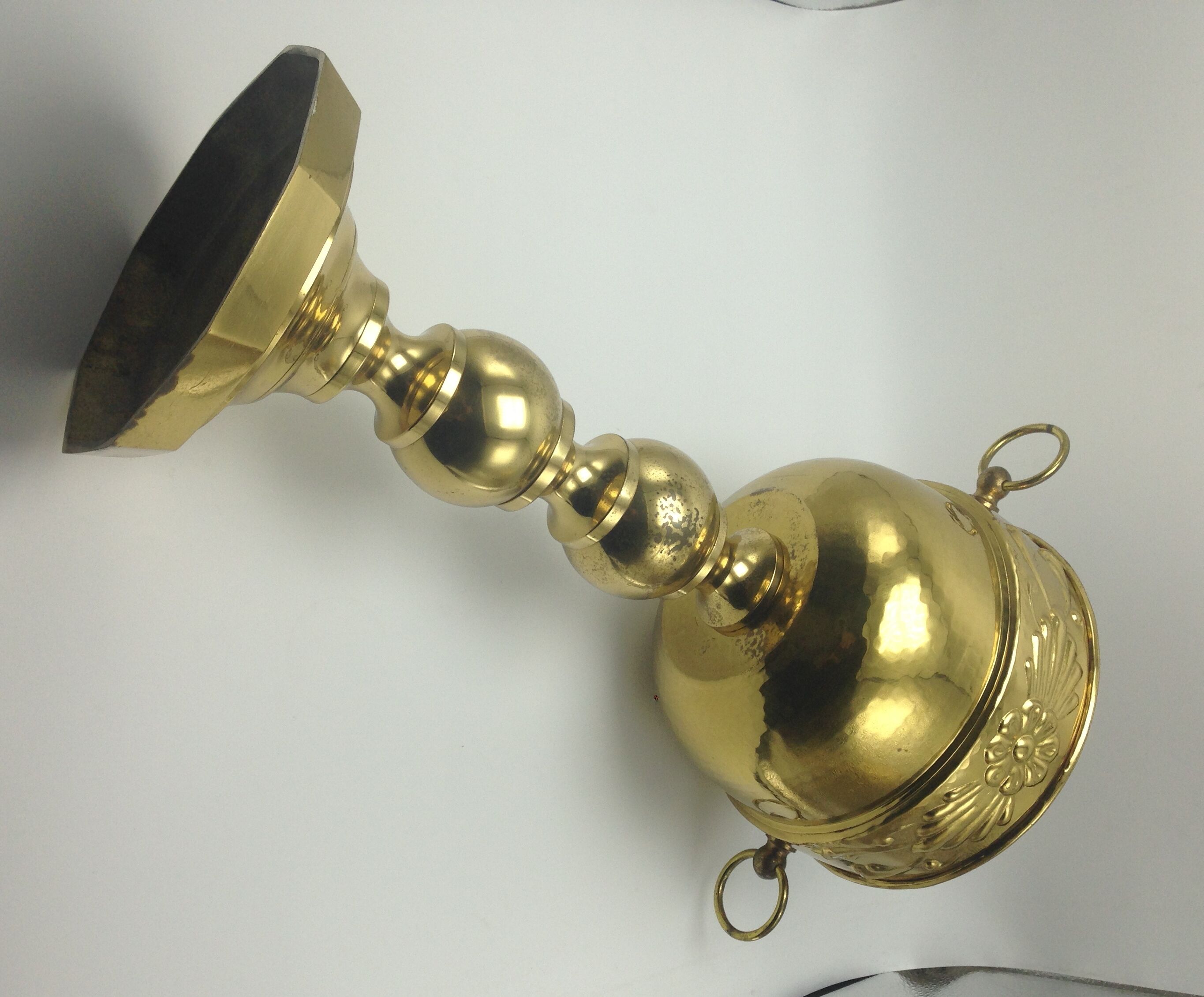 Old planter on foot in hammered brass pushed back height 44 cm