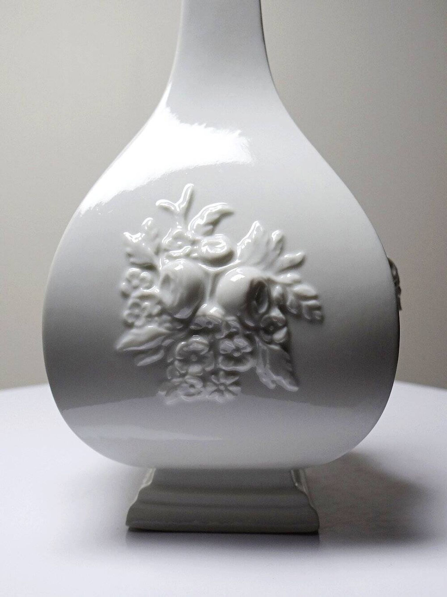 Small Meissen reproduction vase, 1715-1720, by Sheffield & Haviland, Limoges