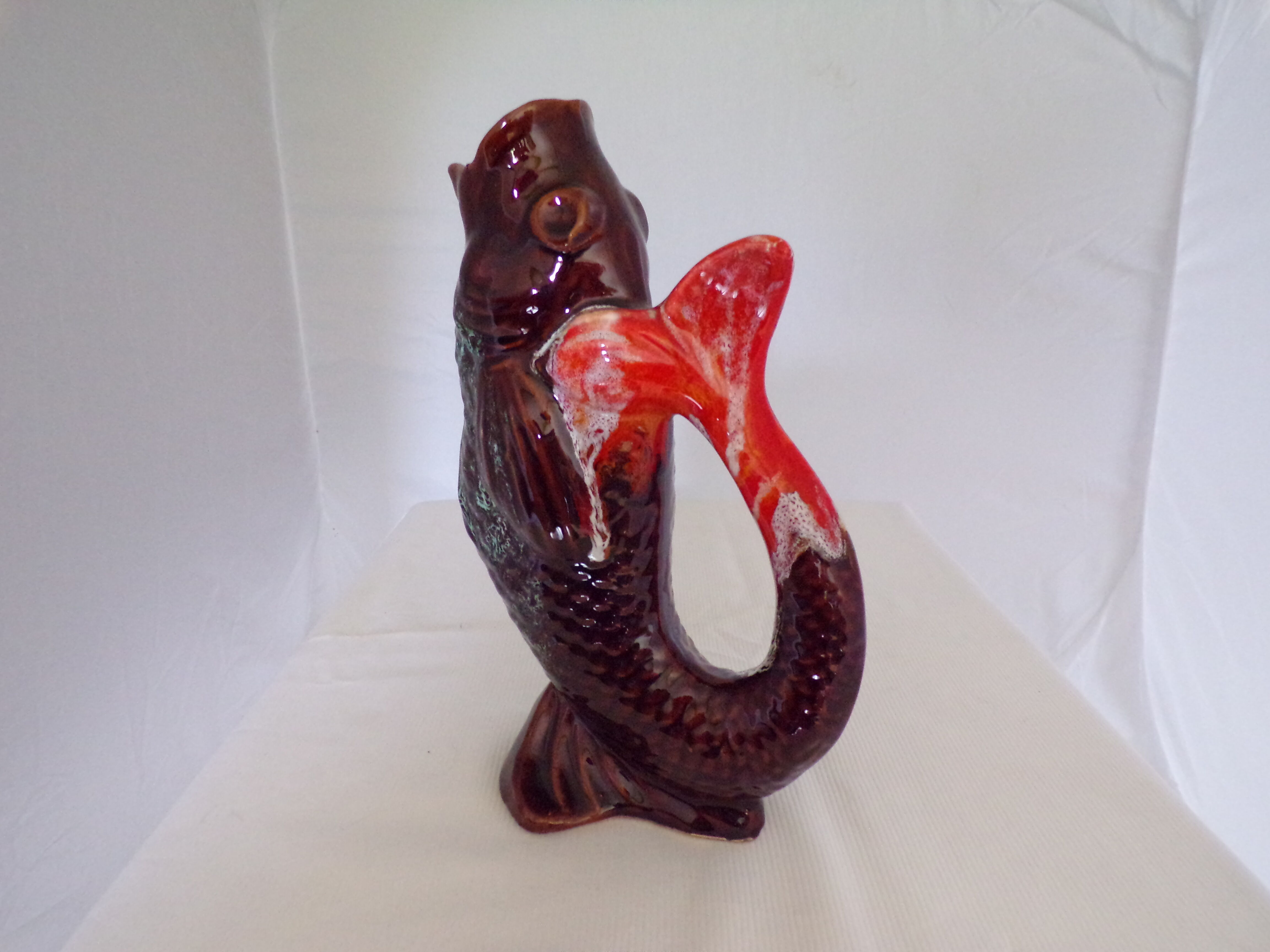 Vase-shaped ceramic fish