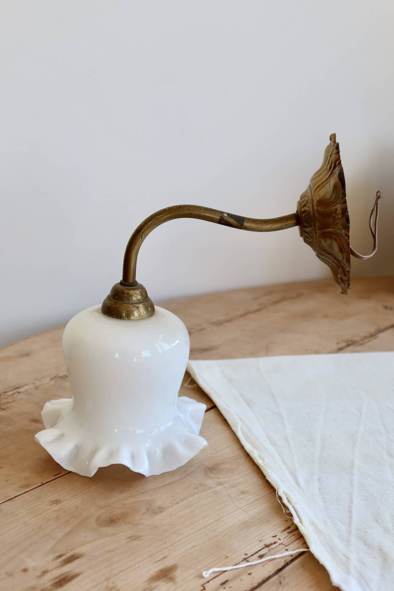 Applique murale vintage tulipe opaline blanche et laiton ciselé