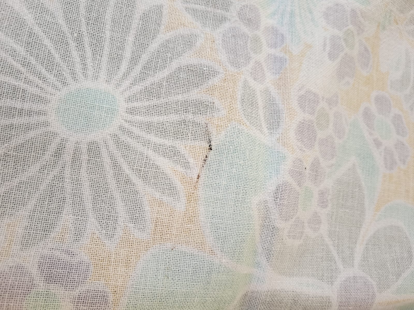 Round tablecloth and 6 napkins with vintage flower patterns