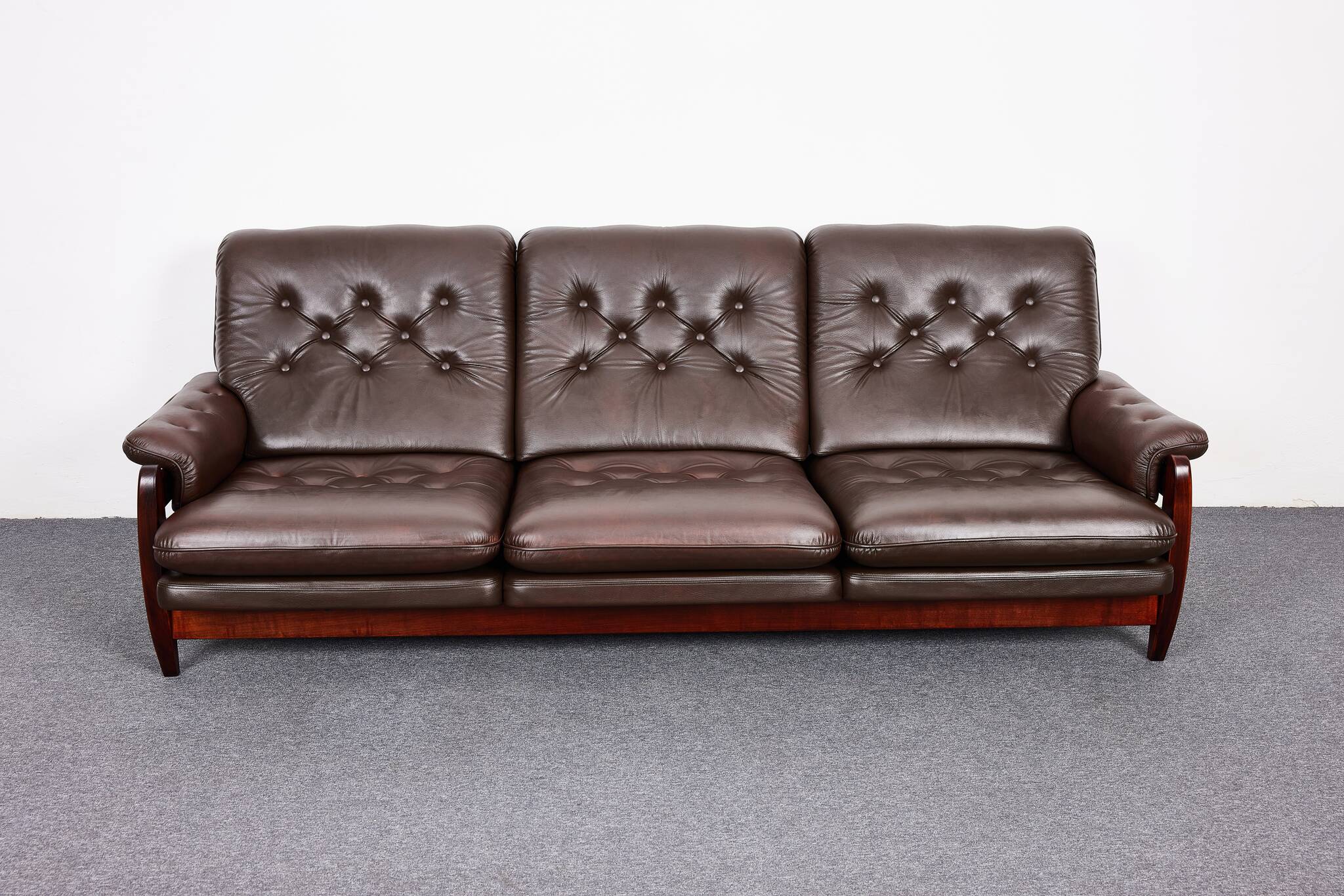 Canapé vintage en palissandre et cuir de veau, modèle-rodeio par jean gillon 1968 italma woodart