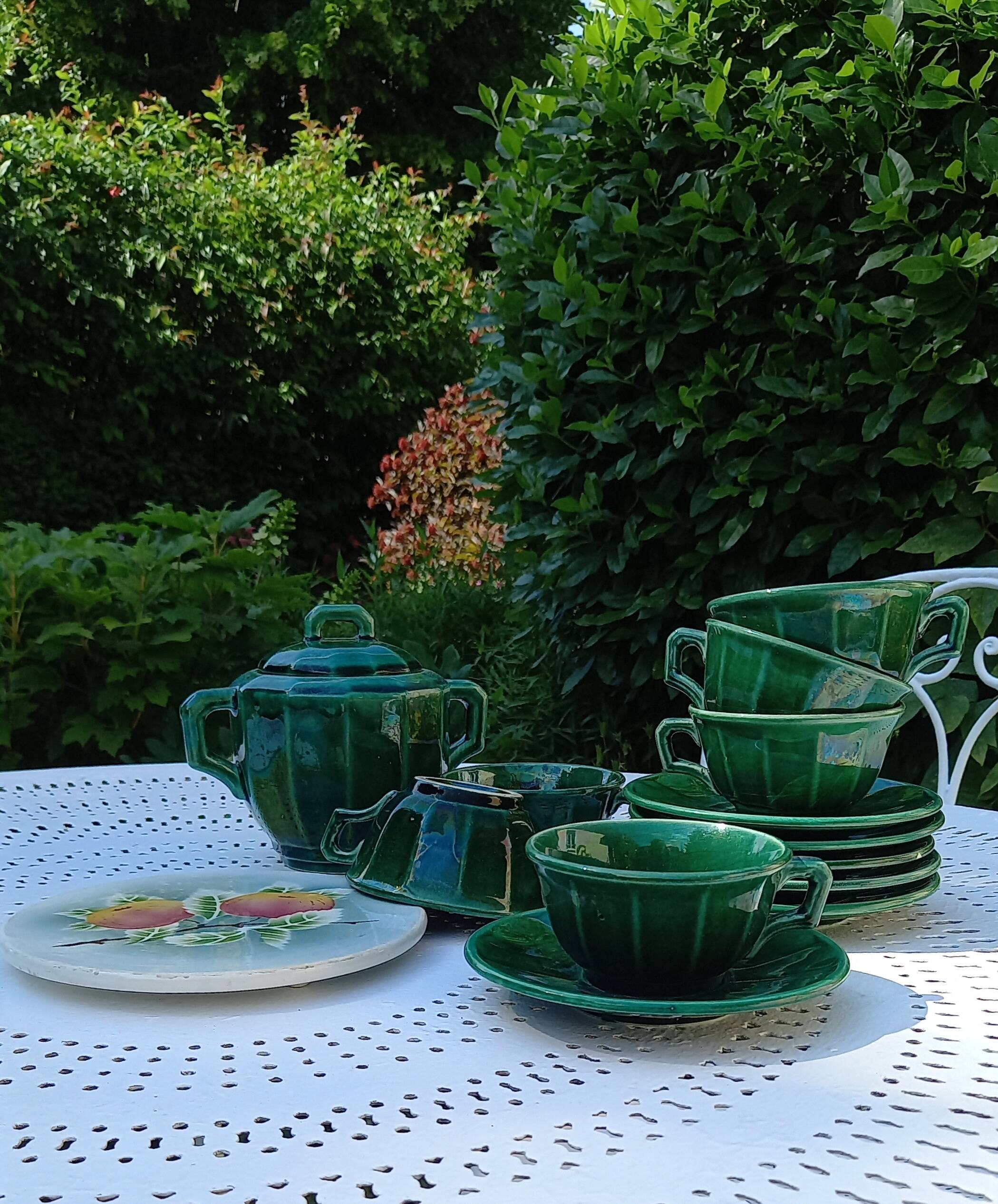 Iridescent green tea or coffee service in Lunéville K&G earthenware. 6 cups and an Art Deco sugar bowl
