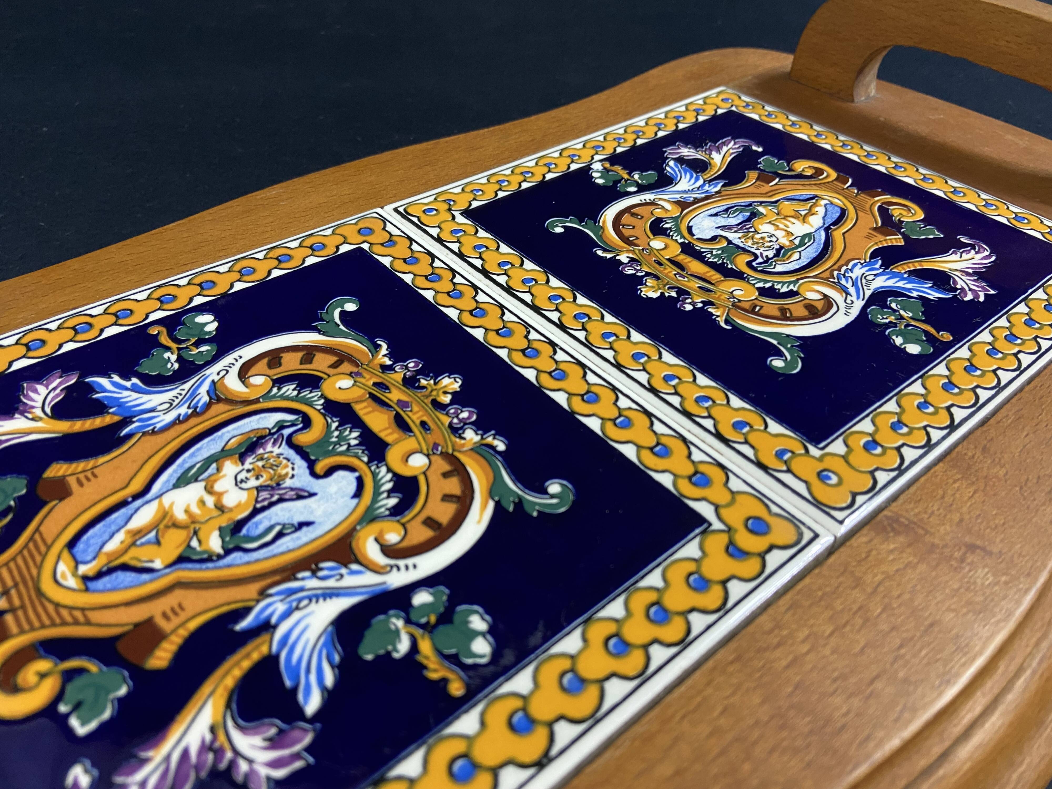 Plateau de service en hêtre et carreaux faïence de Gien décor Renaissance
