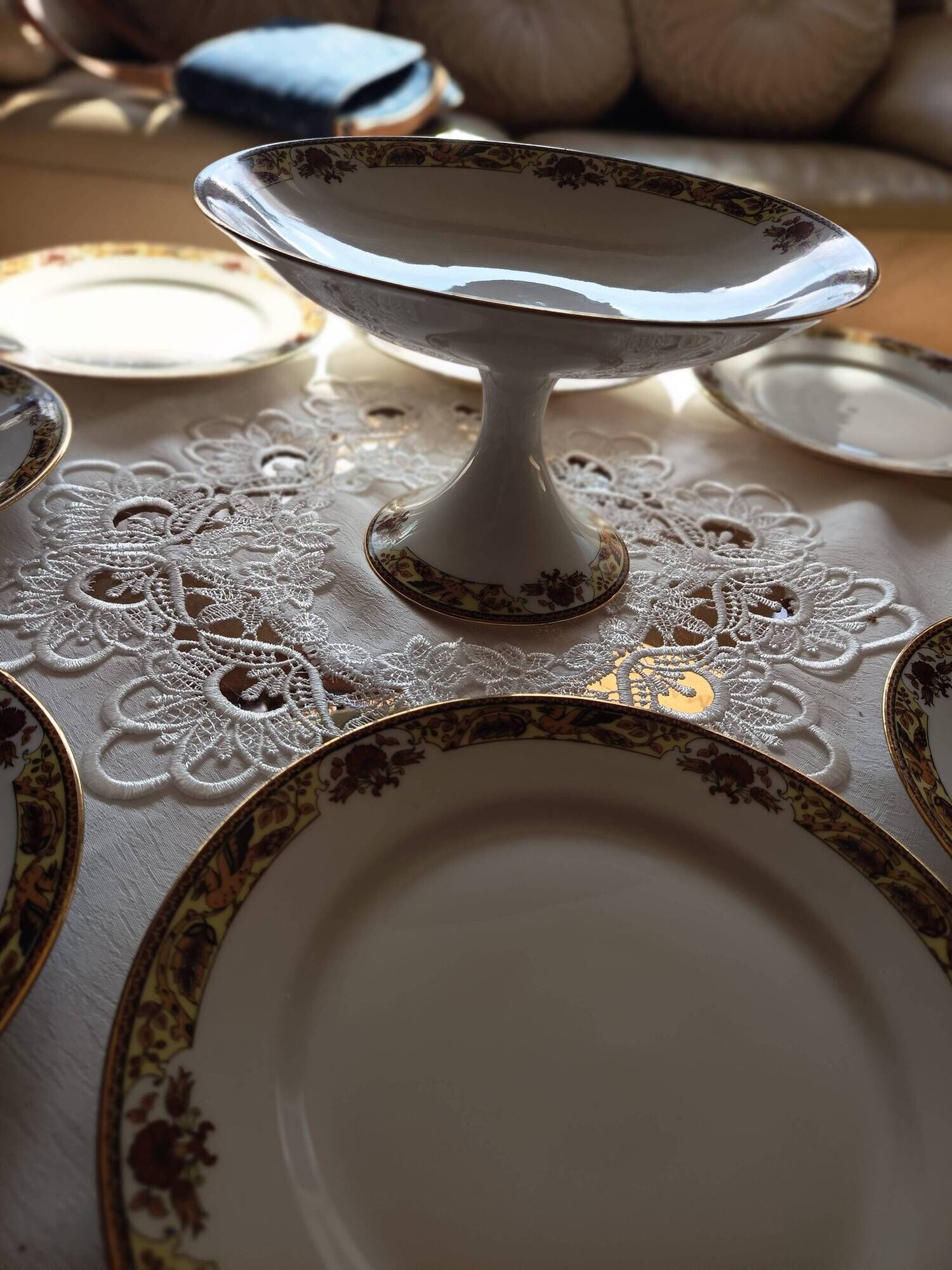 Porcelain service MG early 20th century 8 plates and 1 compote.