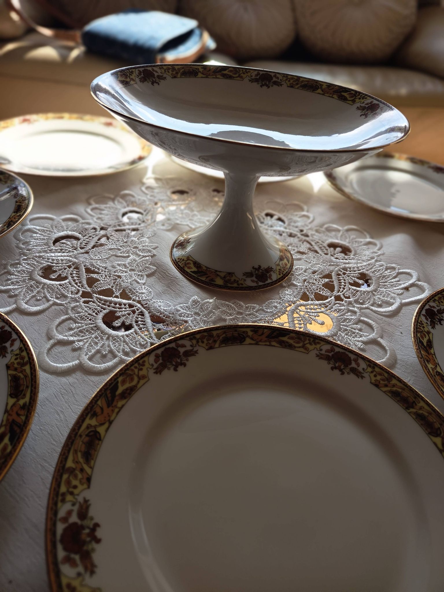 Porcelain service MG early 20th century 8 plates and 1 compote dish.