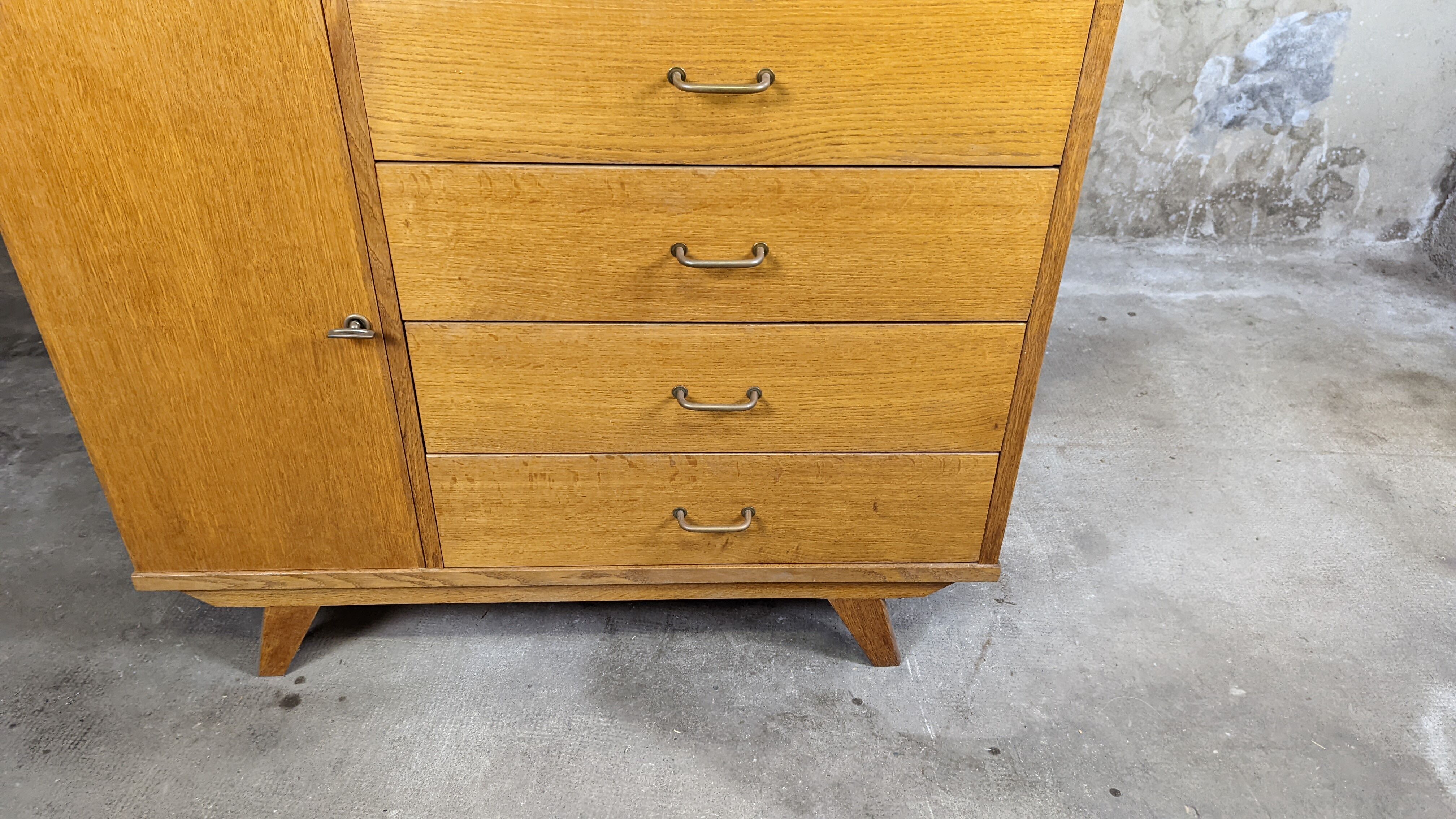 Scandinavian compass foot dresser