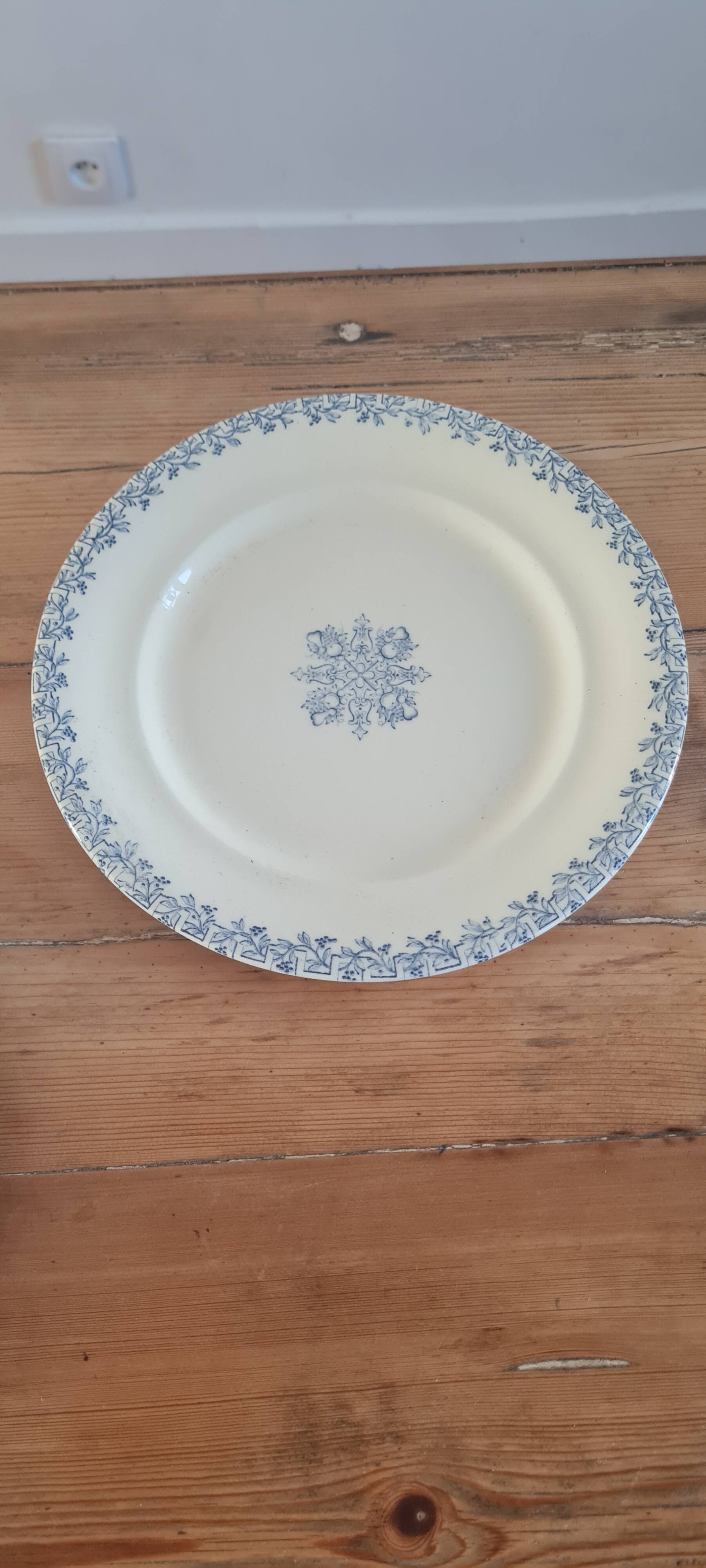 Serving dish in iron earth