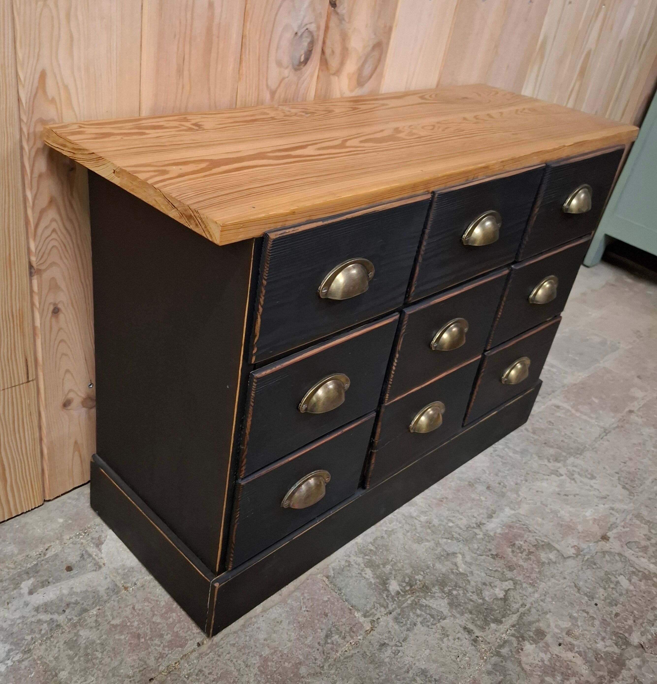 Workshop cabinet with drawers