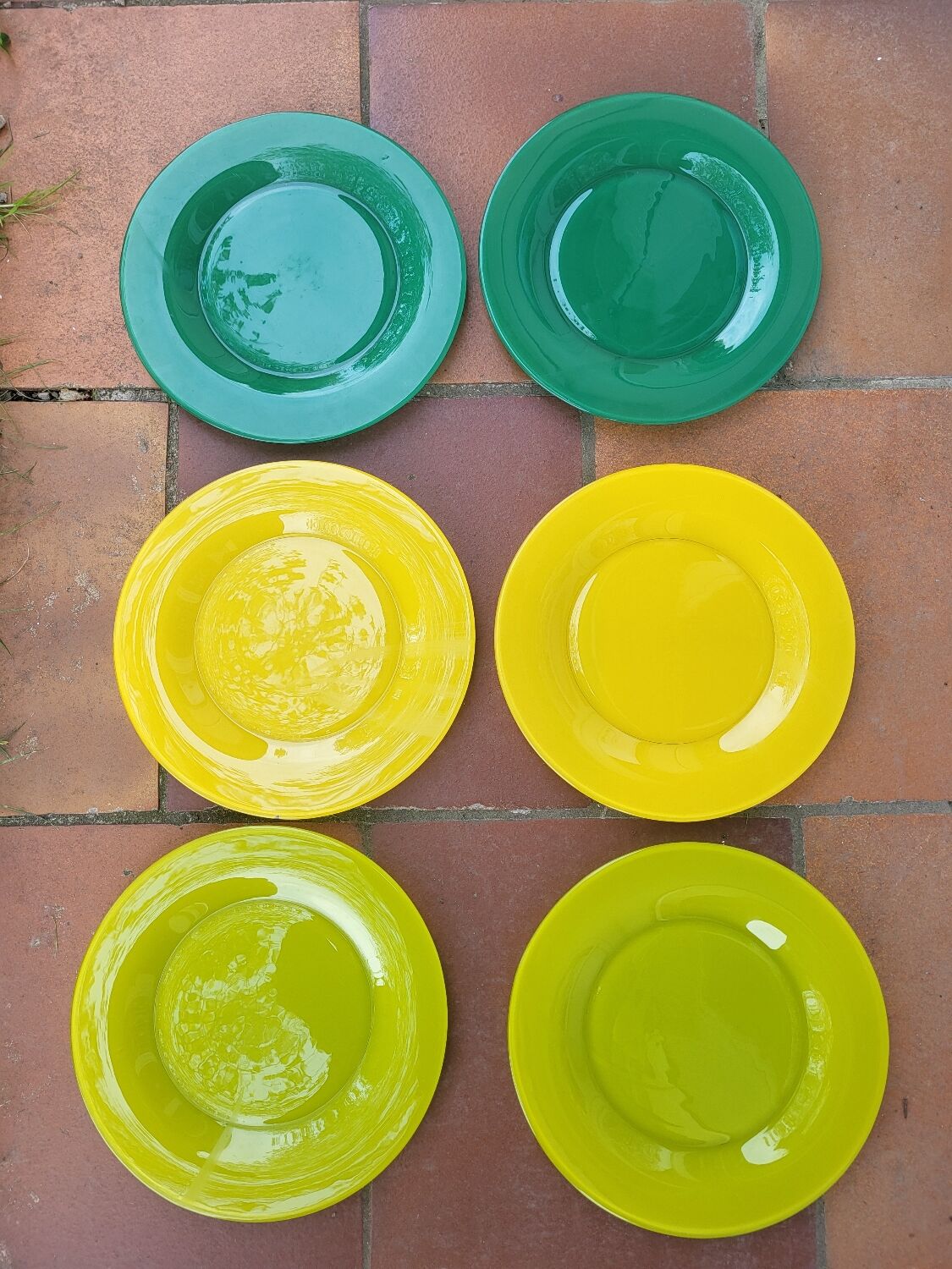 18 assiettes Memphis